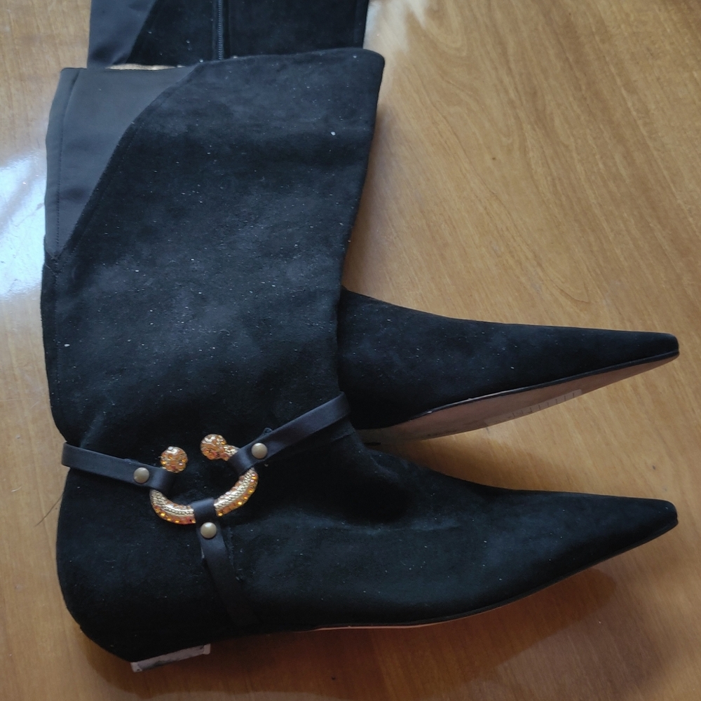Black woman's J Vincent boots